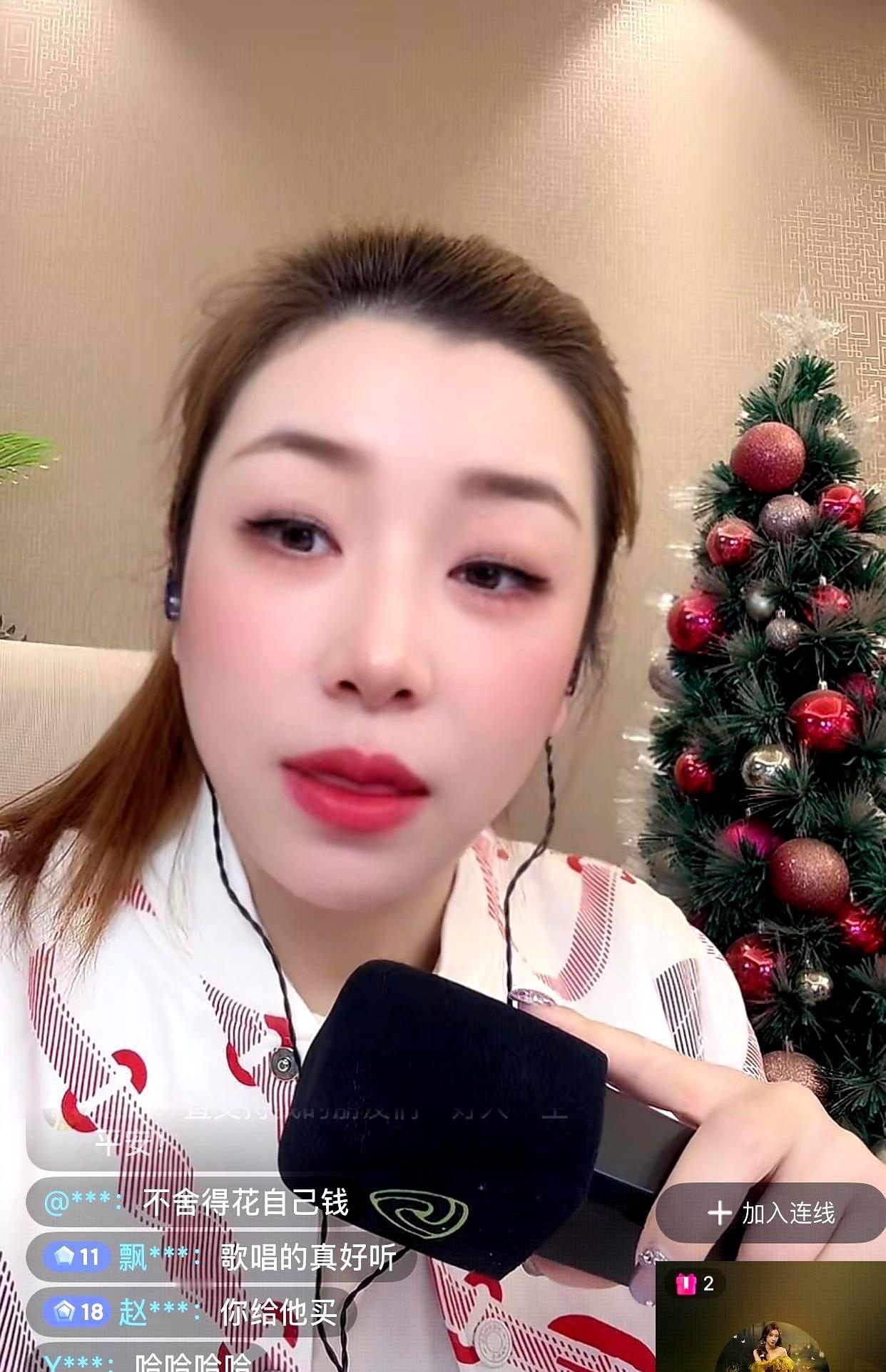 王妍在直播间被劝“给阿迪买机票看娃”，直接炸了：
 
“他上个月儿子生日，礼物没