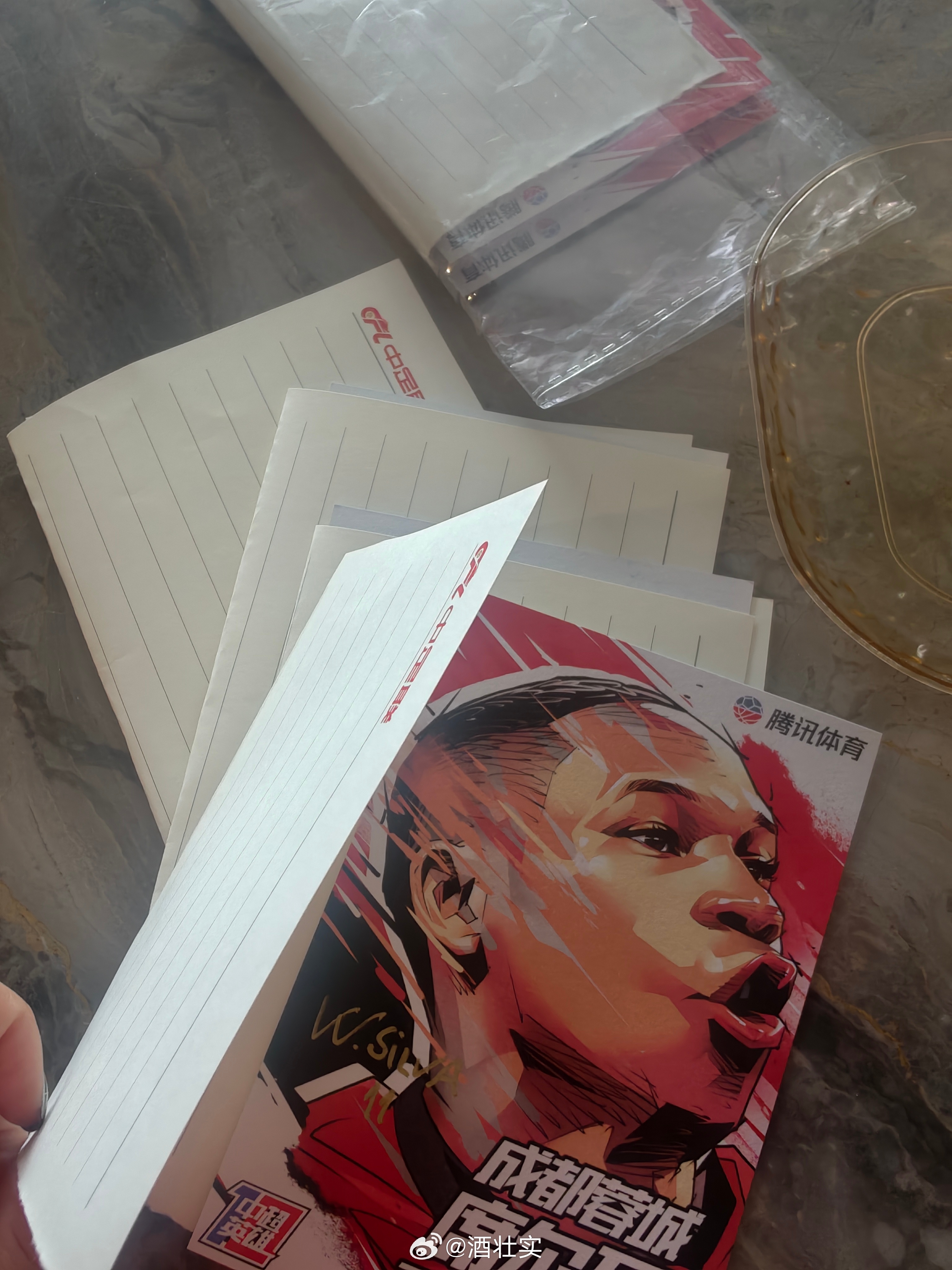 之前中奖小伙伴们的签名明信片今天寄出，都是顺丰哈，我自己简单包了一层，反正还有顺