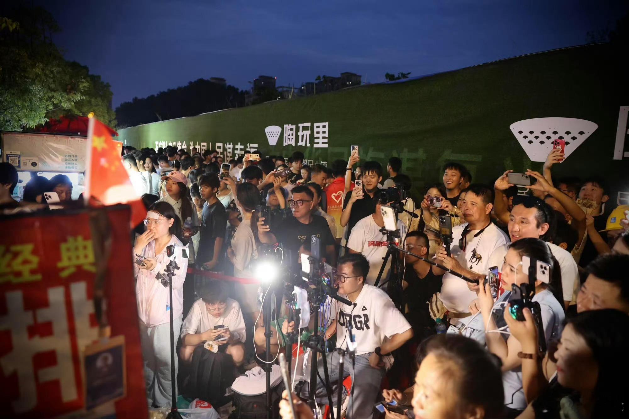 鸡排哥 精神贫瘠涌向鲜活生命鸡排哥凭借一己之力带动了当地文旅！因为他的努力➕外界