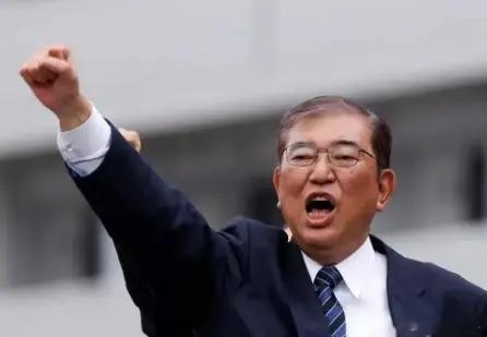 日本这一刀捅得可真够狠！中美贸易战打得火热的时候，日本突然跟进制裁，断供了十多种