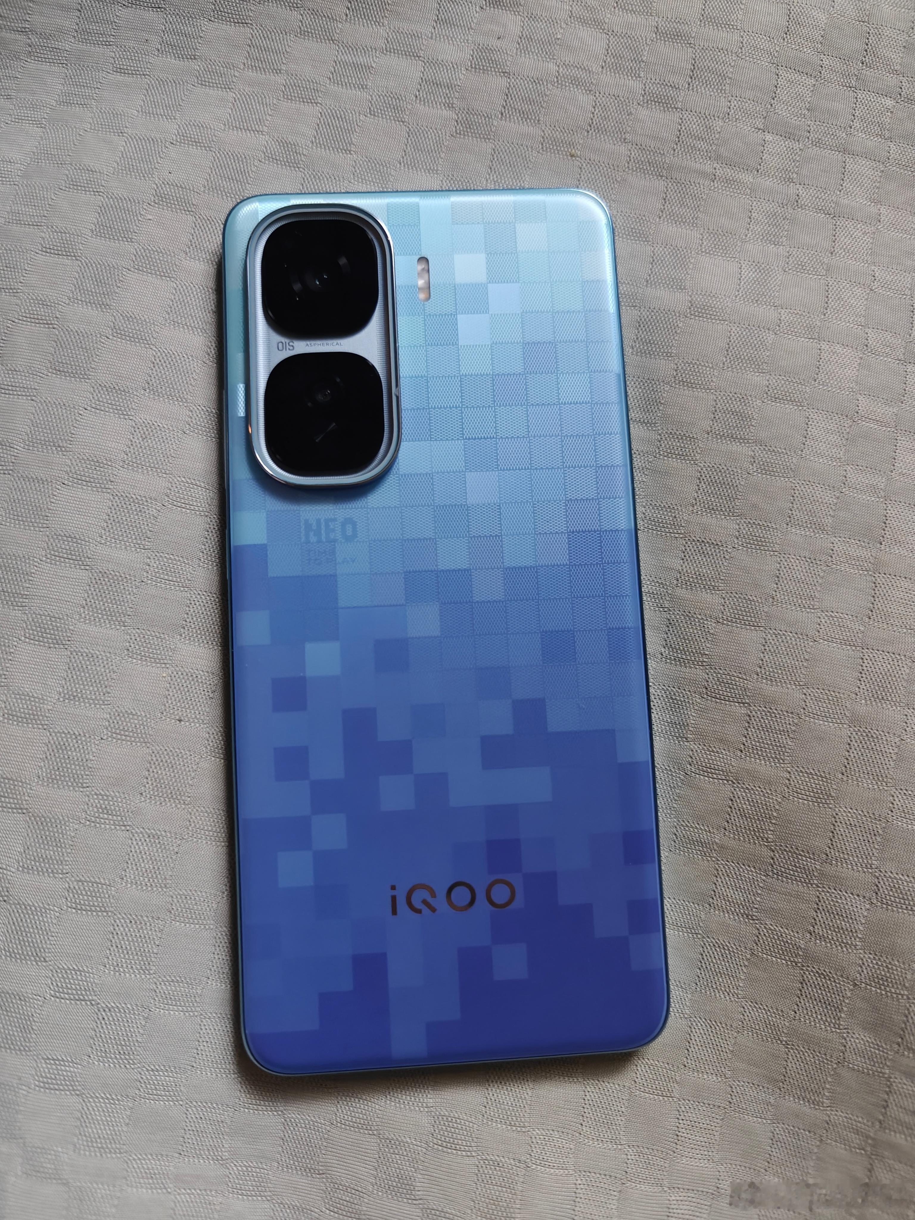 iqoo[超话]喜欢这款手机的颜值吗？我觉得挺好看的！像素设计确实很不一般啊！ 