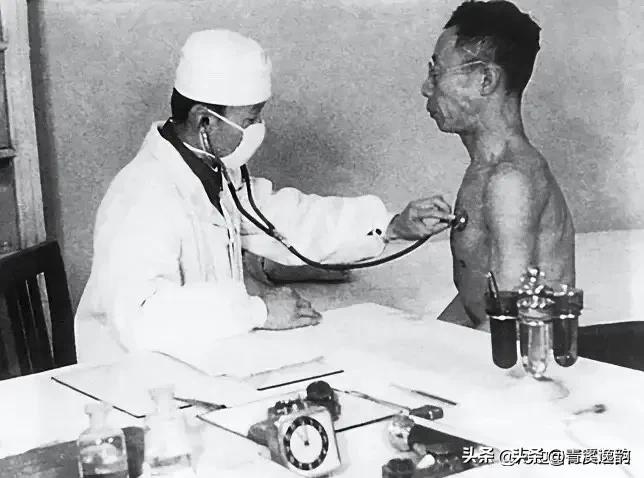 溥仪被押到苏联后，医生检查才发现：所谓“龙体”原来有先天缺陷。
 
1945年深