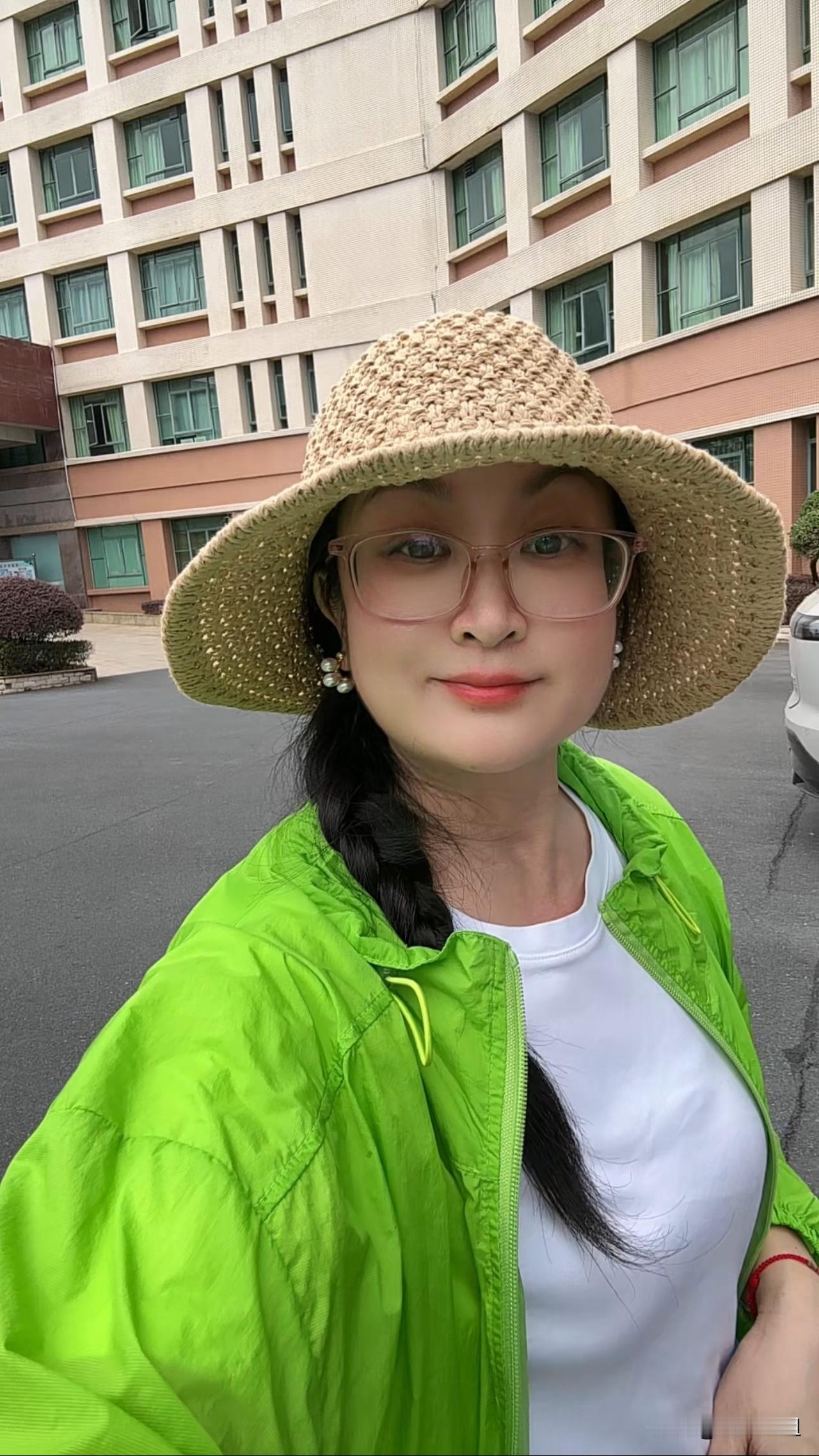 今天到英德市办事：

事情办得很顺利，然后就坐在科技楼大厅这里等同事来接我，等了