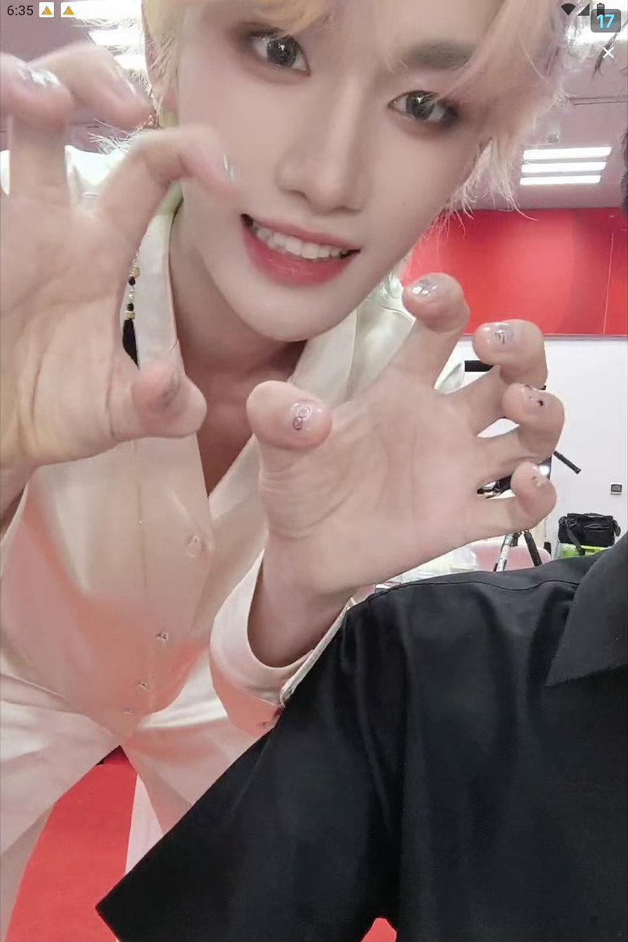 你有这么貌美的金发美甲小狐狸进入演唱会  丁程鑫美甲 ​​​