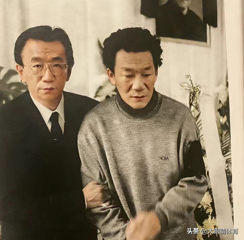 侯耀华搀着弟弟送别父亲时，谁想到14年后弟弟也走了…侯门长子如今独撑门面，背后藏