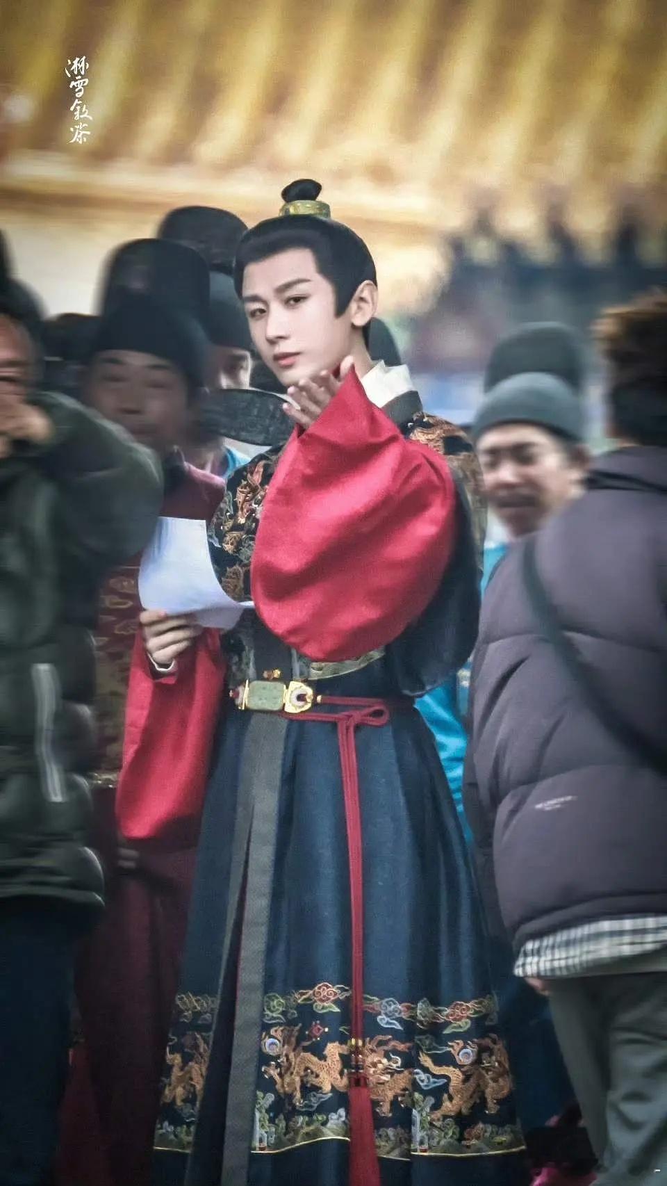 成毅新戏《两京十五日》顺利杀青！坐等太子殿下正式登基！有人拍到了他称帝的震撼场面