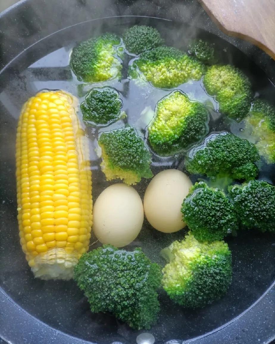 奉劝各位别过度减肥，我闺蜜减进了医院。

她1米62，120斤，说胖，我说你不胖