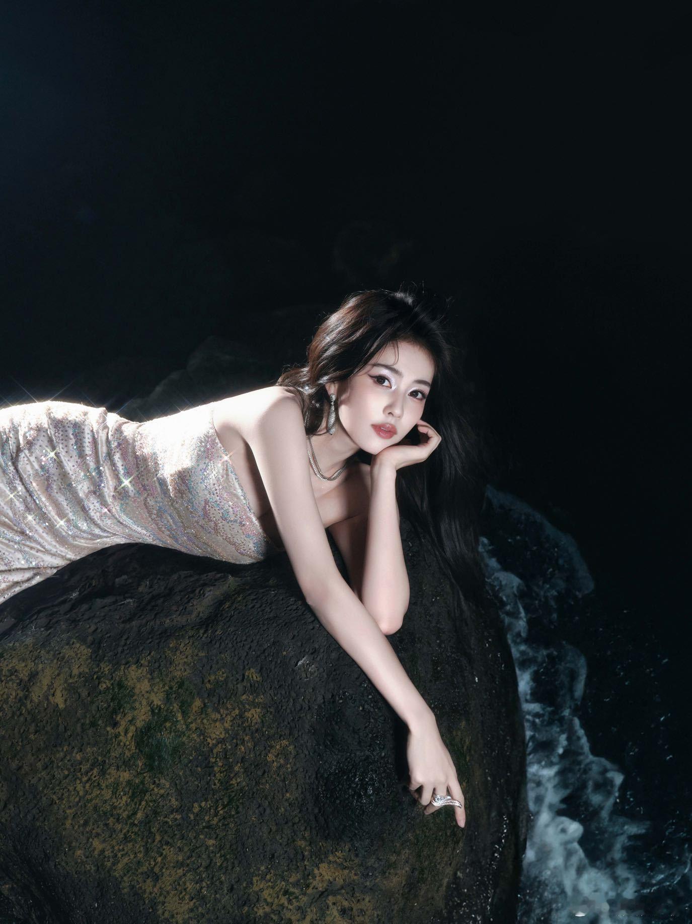 白鹿海边星光与礁石共舞，一袭流光长裙勾勒优雅轮廓沙滩与锈迹铁架碰撞，黑纱裙绽放野