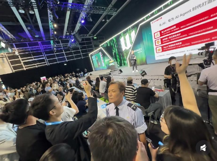 4月21日，孙宇晨香港成顶流，他参加互联网活动站在台上演讲，台下很多人举着手机拍