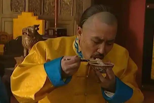 清代皇帝日常不吃晚膳，实行 “一日两餐制”，唐宋明帝王都是三餐习俗
 
咱们普通
