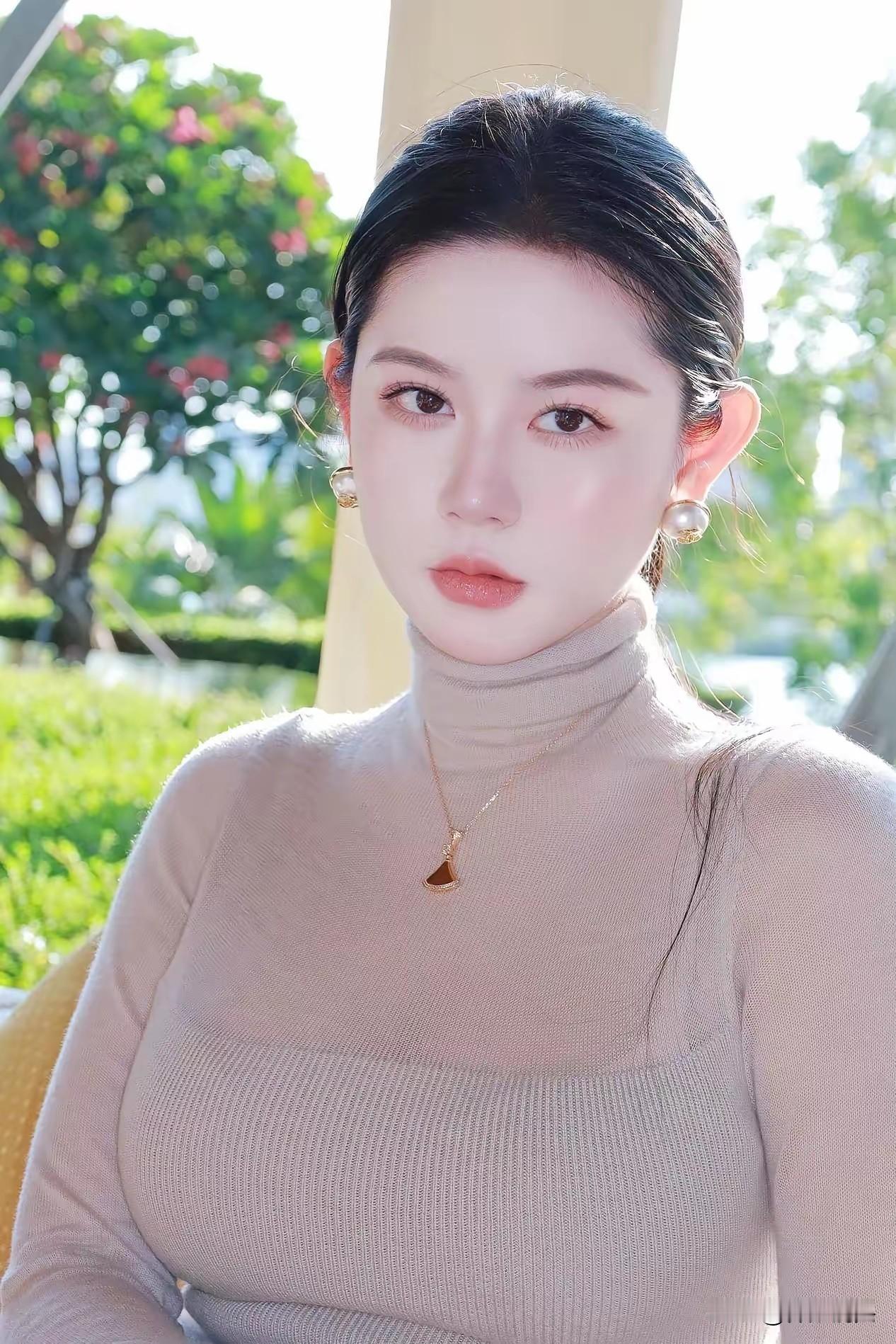 这位女士看起来好温柔哦。