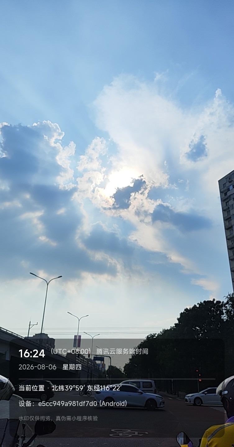 美丽的北京天空北京夏日的美丽天空，是一道独特的风景