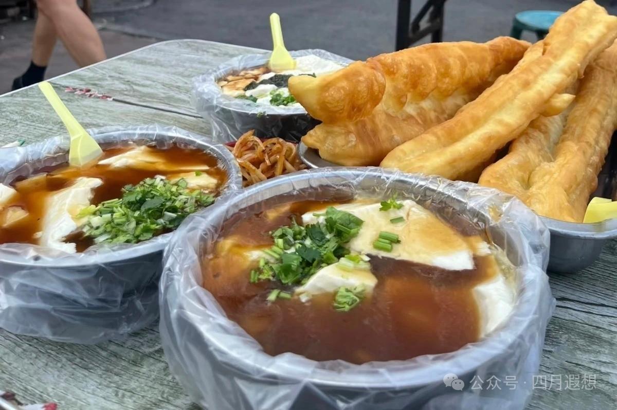 晒图笔记大赛 在保定，清晨来一碗豆腐脑，那才叫一个舒坦！铁锅里豆浆翻滚，老板熟练