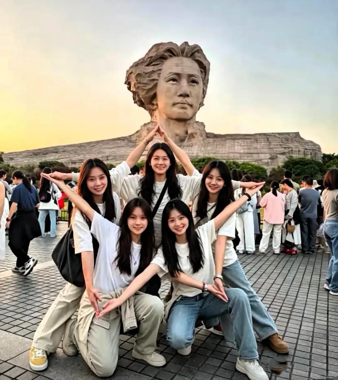 这是我今年看到的最有创意的一张照片，伟人、青年学生、五星、桔子洲头。情景交融、诗