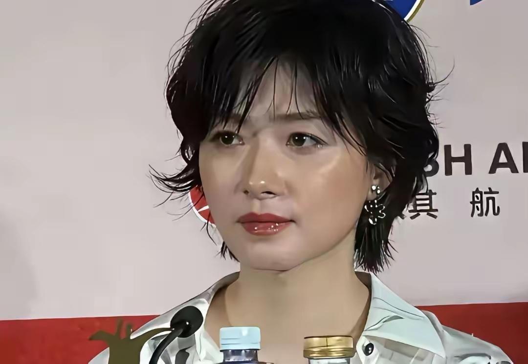 这是万茜吗？
她怎么那么好看，风韵犹存，就算是秦岚、刘涛见了都是甘拜下风的存在