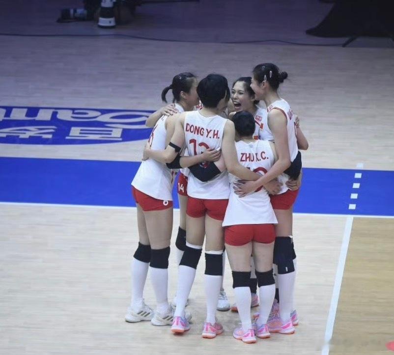 中国女排3比0塞尔维亚女排25-21三局横扫！这支中国女排真的很稳！南京站中国女
