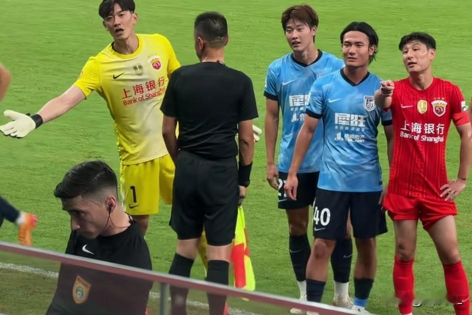 海港吃了个哑巴亏，如果德尔加多穿的是泰山队服，尤其还是麦麦提江执法的情况下，这两