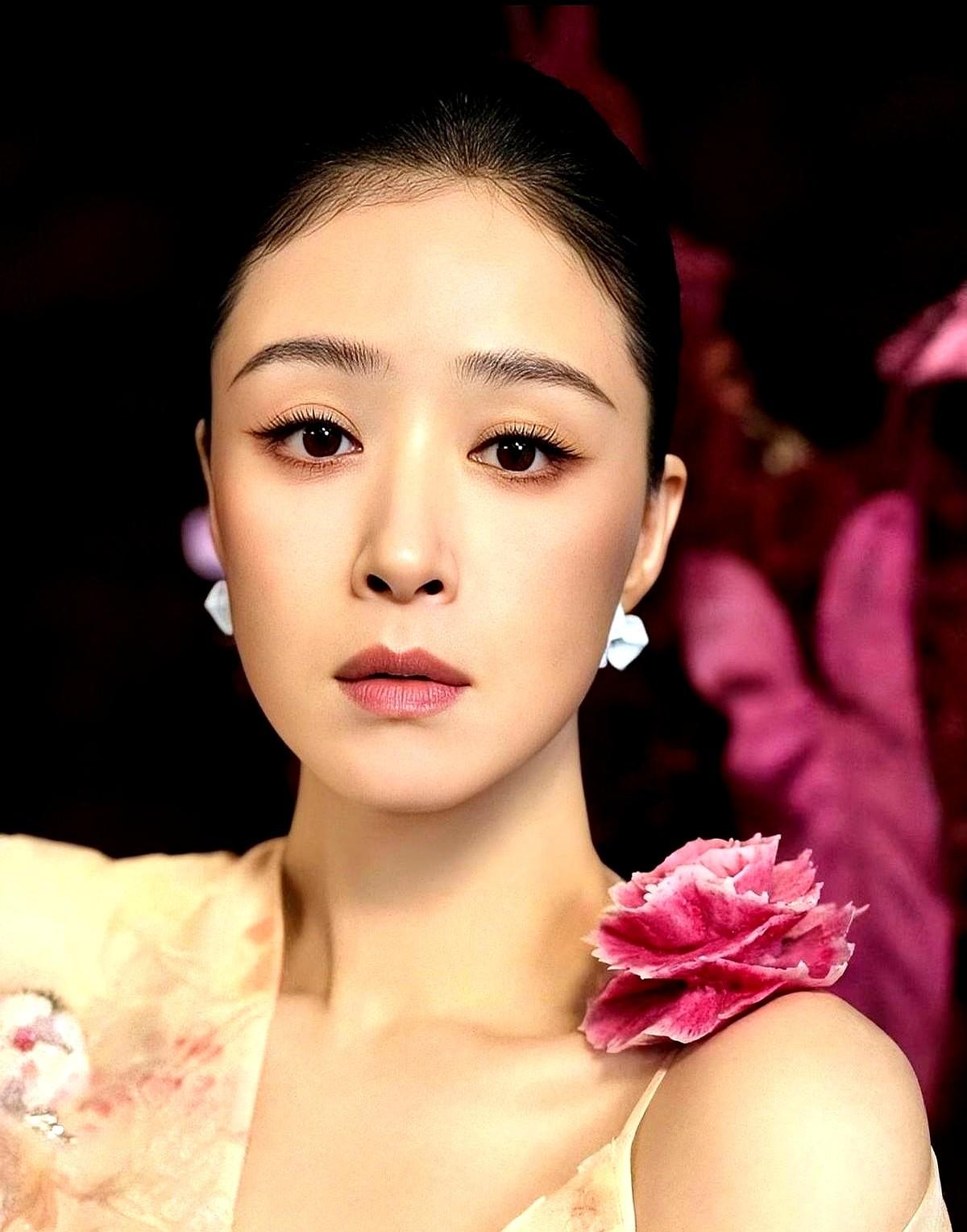 最近有人说蒋欣总演配角，不够“主角命”？明明她的配角比好多主角都抢镜啊！

但吐