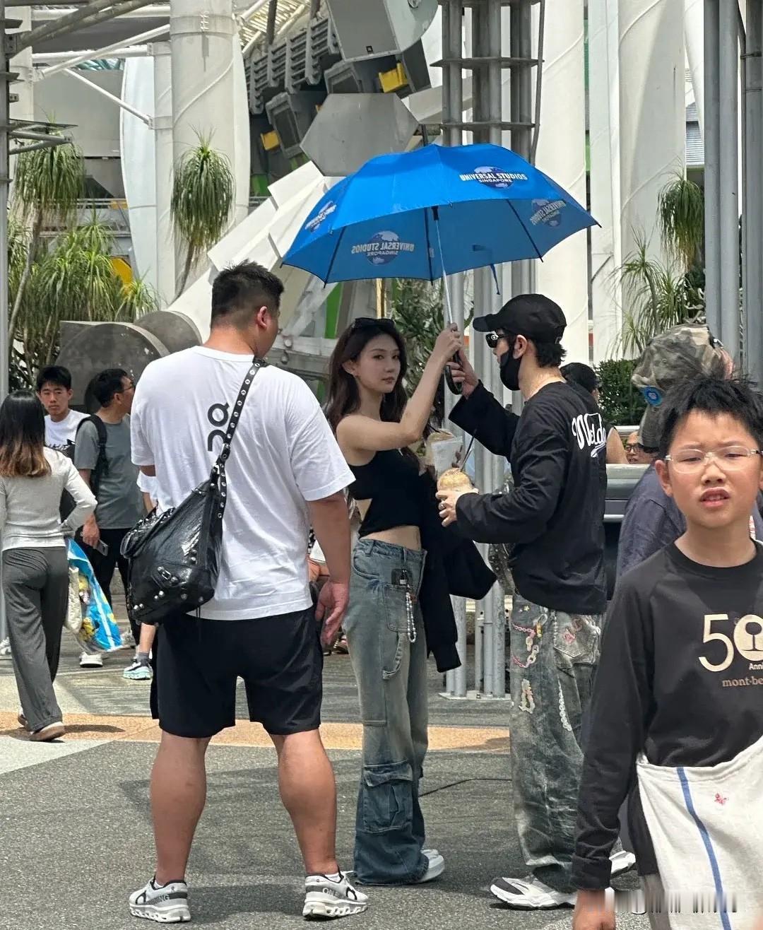 黄晓明又上热搜，终于换女朋友了。

2月25日，有网友在新加坡偶遇黄晓明游玩，她