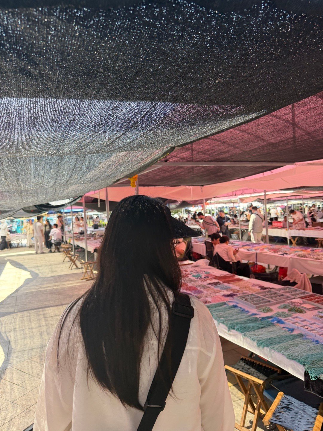 早上出发陪老婆来水晶市场看货。先逛下水晶集市。 
