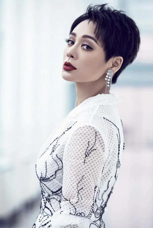 1993年，宁静偷偷与姜文交往。刘晓庆找到宁静说:“姜文是我的男人，以后离他远点