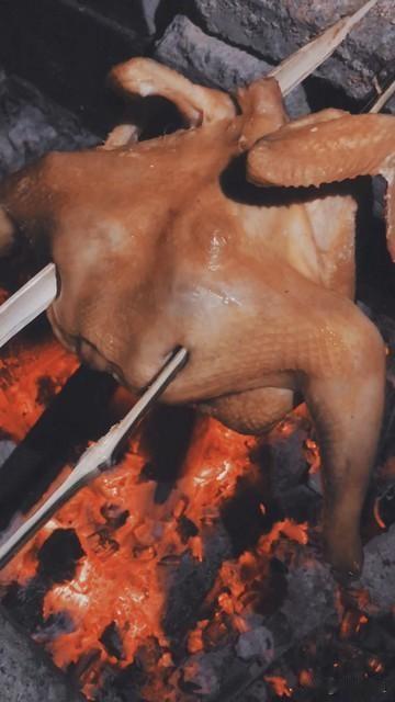 深圳烤鸡少年小陈在16岁时选择创业，展现了非凡的勇气和责任感，他的走红得益于短视