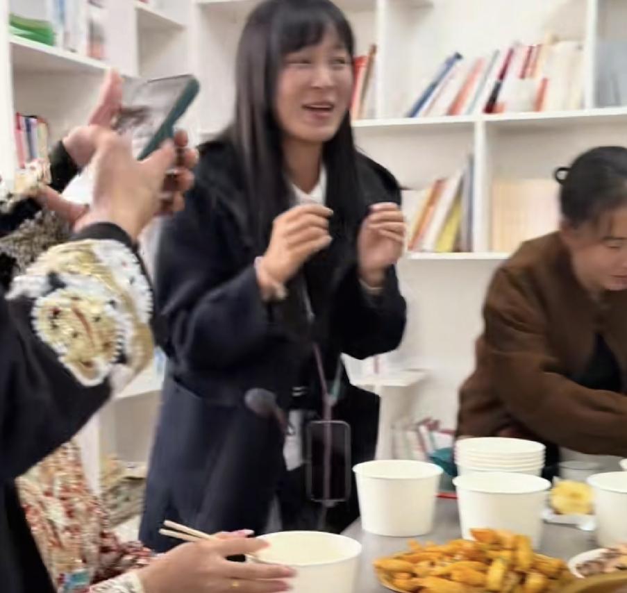 呆呆和小小徐一家人谈笑风生
2位闯祸的人凑到一块了
呆呆的保密工作做的太好了，只