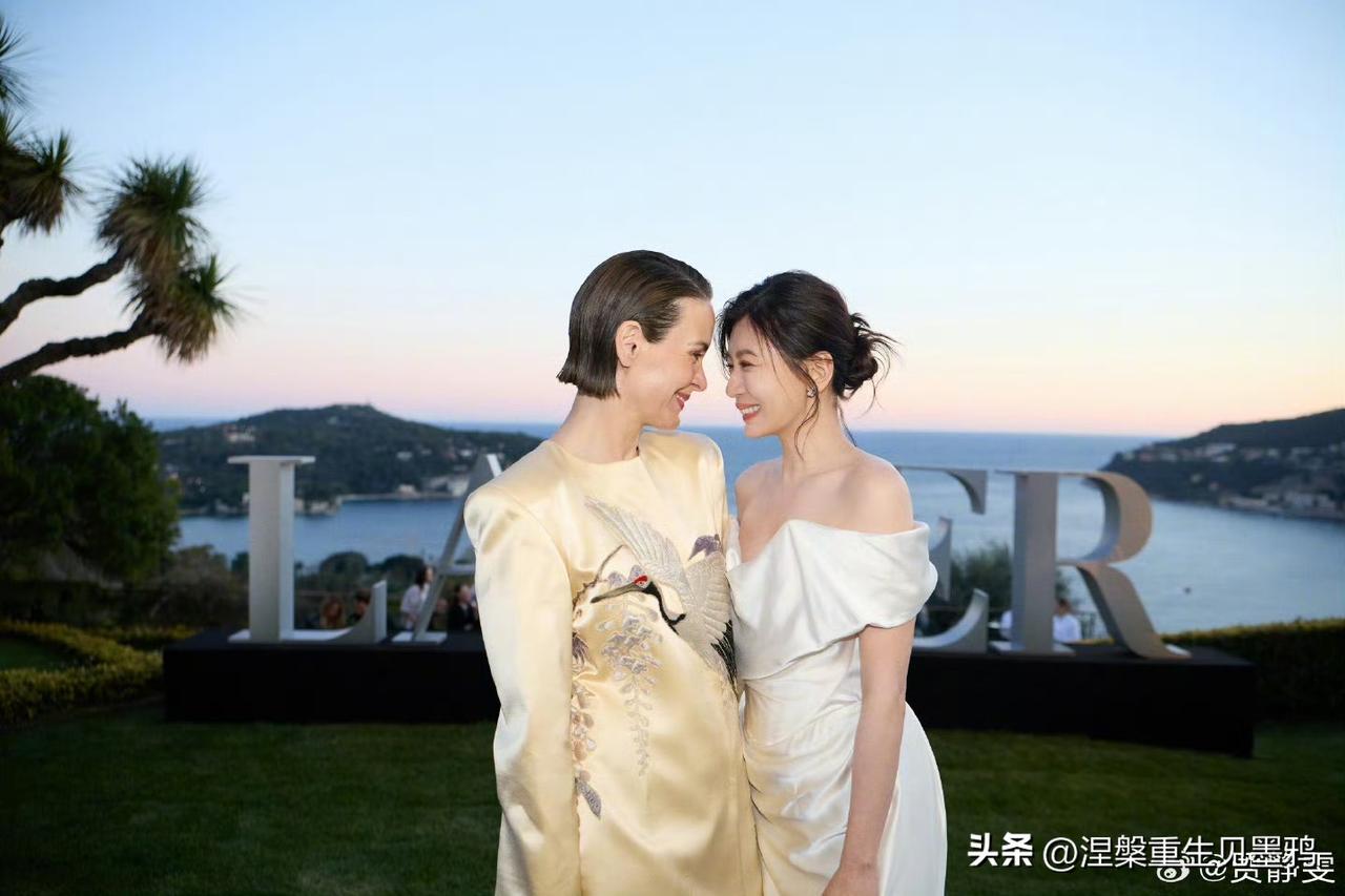 贾静雯“香蕉姐”同框合影，开启跨界邂逅

贾静雯身着一袭白色露肩礼裙，尽显温婉柔