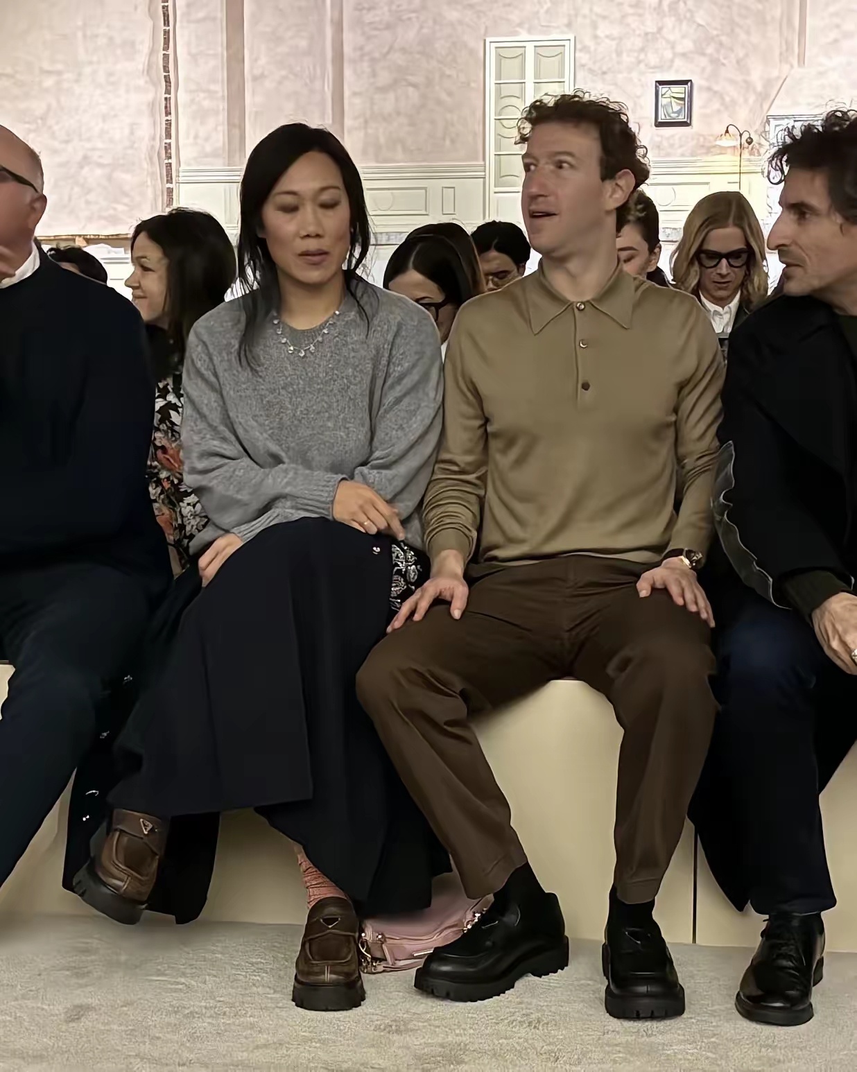 扎克伯格和老婆现身米兰时装周，夫妻俩感情挺好的！其实按照亚洲和欧美审美，他太太真