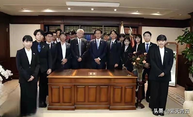 笑不活了！台民众党主席黄国昌赴日抱大腿，结果全程被日本政客集体拒见，软钉子吃到嘴