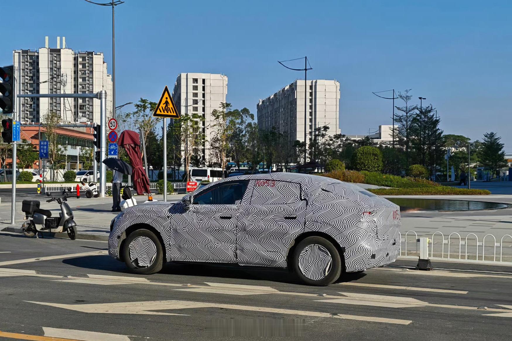 厉害的网友一大早发现小鹏Mona SUV在路试了。 ​​​