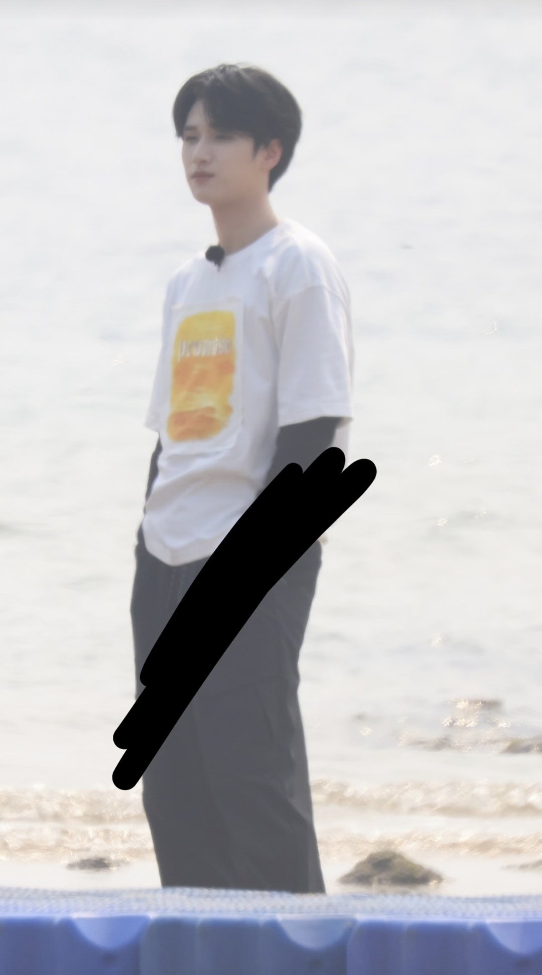 严浩翔跑男上班状态 严浩翔跑男上班路透，清爽白T，期待撕名牌！ 