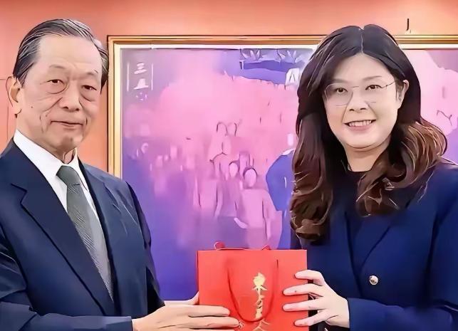 台湾国民党残余势力向日本政府捐款后不久，日本政府竟公然宣布恢复其当年侵华的邪恶旧
