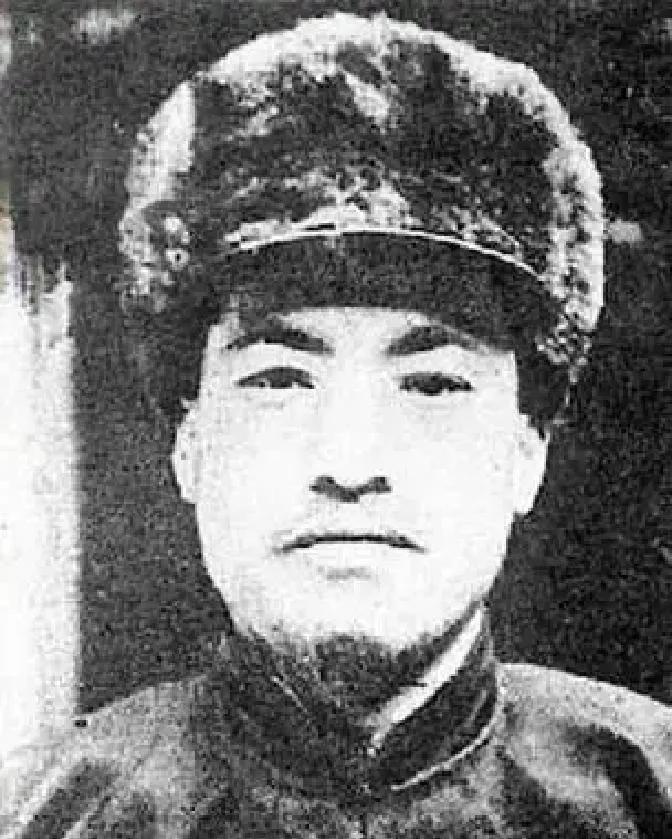 1955年冬，甘肃有关部门几经辗转，终于找到了坎边庄。来到一间破落的民房前，乡长