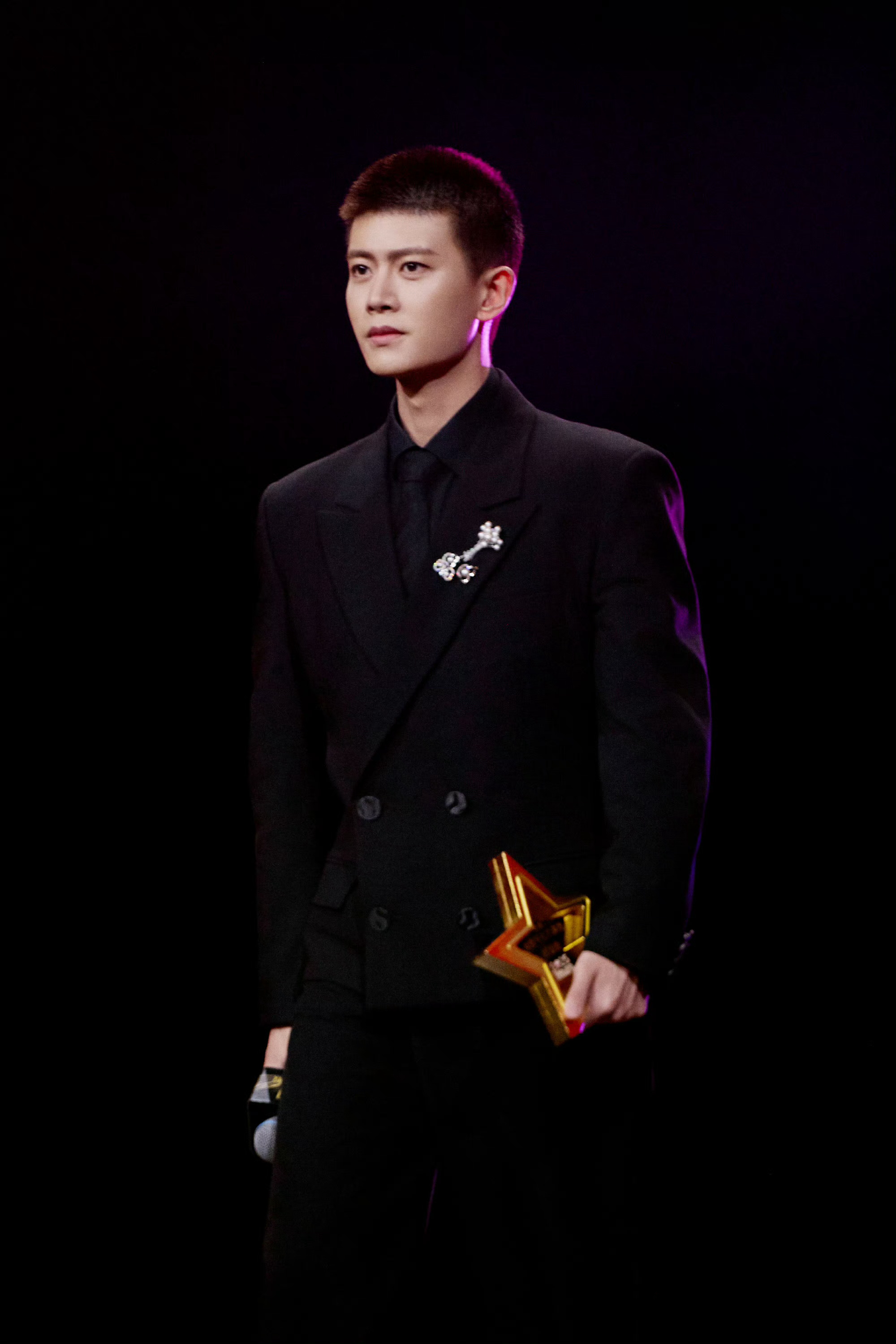 恭喜任嘉伦荣获年度号召力演员！致敬国超哥的每个角色！