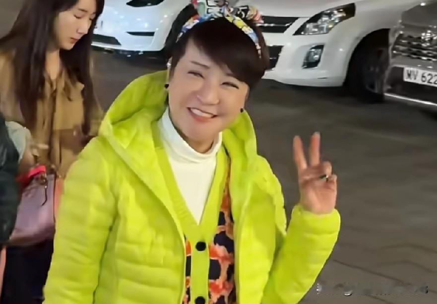 谢霆锋这“不老男神”的基因，看来是全家共享的！老爸谢贤八十多岁照样活力满满，老妈