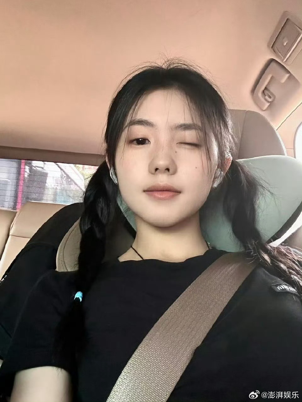 刘浩存双马尾照片中的她，两条马尾辫活泼地垂落在肩头，灵动俏皮，配上那标志性的灿烂