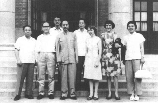 1965年8月2日，傅连暲(左三)和英国医学专家爱德乐夫妇合影。