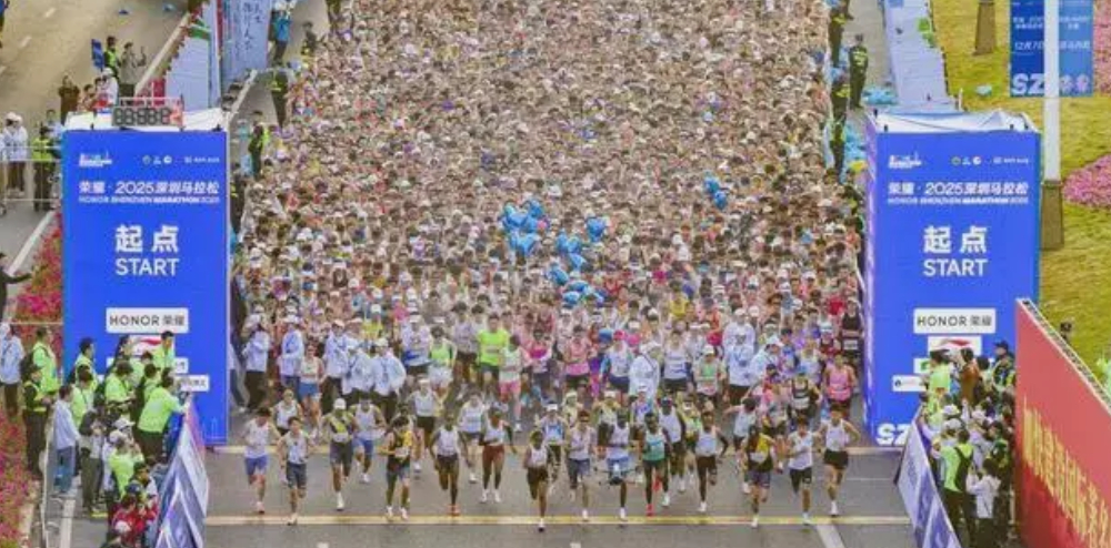 深圳马拉松乱象引热议 官兔晕倒、违规方阵占道等问题频发深圳马拉松 12月7日举办