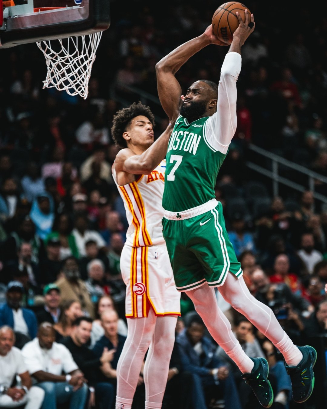 谈起自己近期因跟腱伤势缺席比赛的情况，杰伦说：“没什么的，赛季到了这个阶段，每个