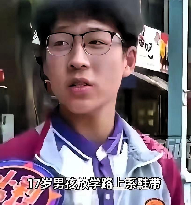 5月5日，河南平顶山，17岁中学生席嘉豪放学途中弯腰系鞋带，意外在路边草丛捡到一
