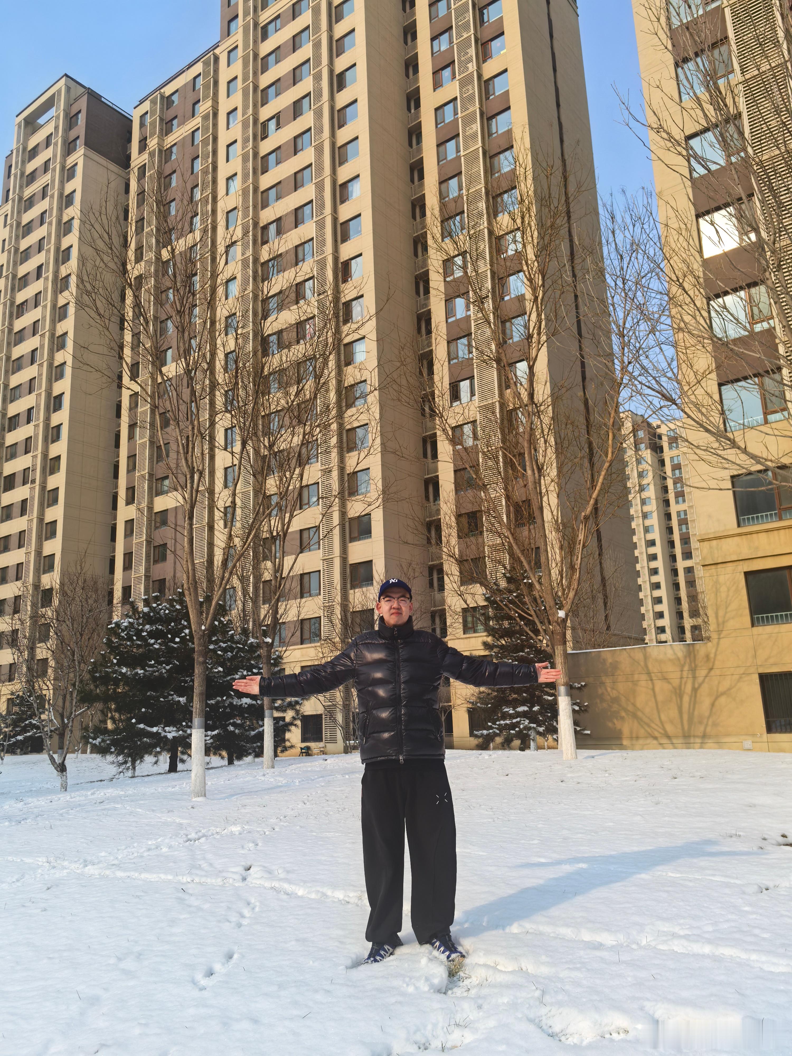 楼前雪地上照相！下雪啦雪景你们那下雪了吗热门 北京