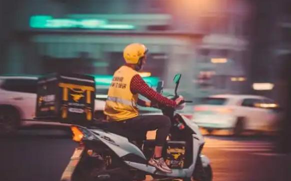 上人民日报了！武汉女孩点的奶茶还没到，先收到了外卖员的语音留言，本以为是餐已送达