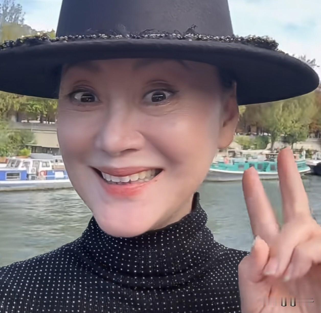 演员大宋佳在法国巴黎的塞纳河畔亮相了！
她招呼道：“嗨，大家好！我是你们的老朋友