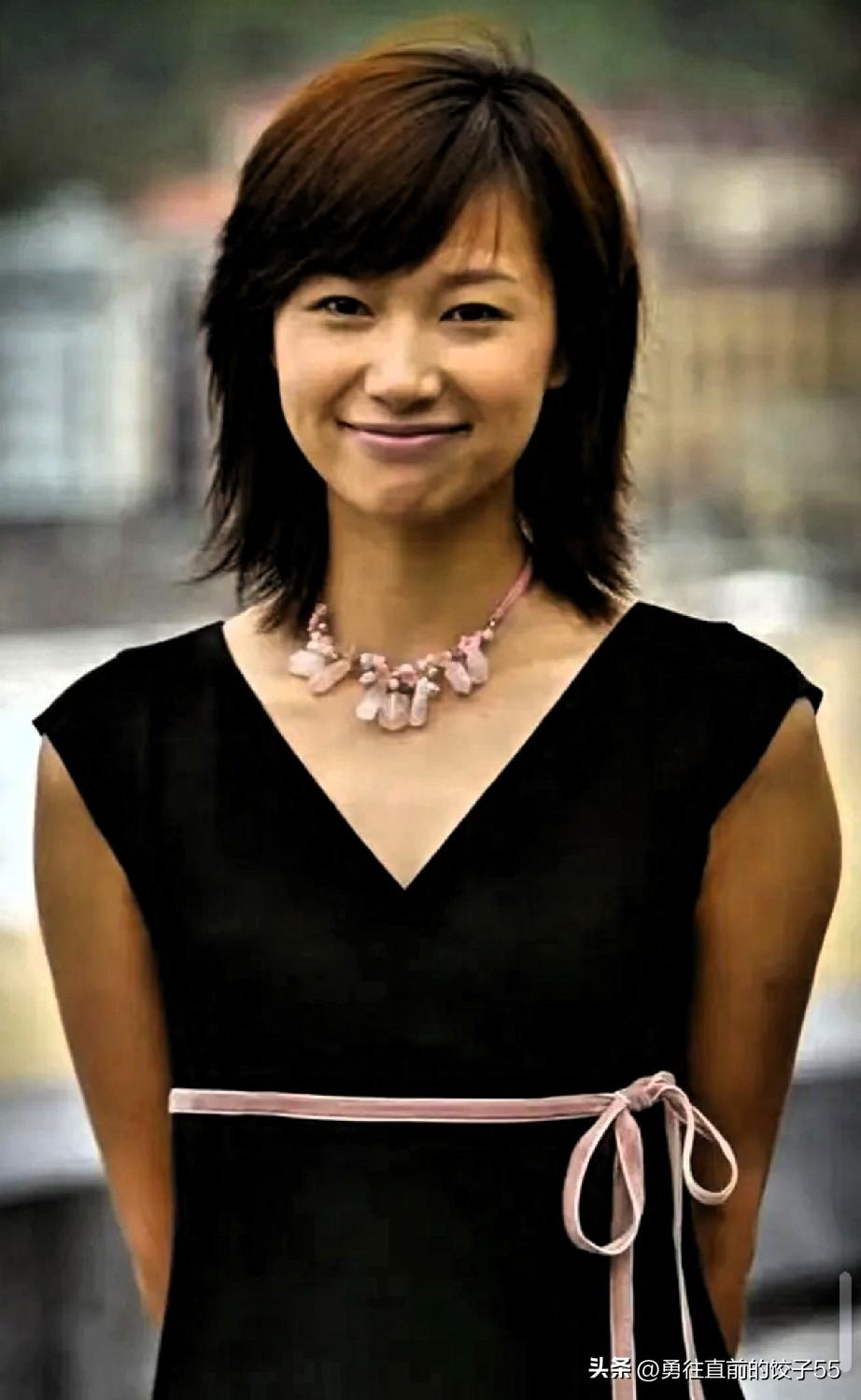 51岁的徐静蕾如今在洛杉矶过得非常自在，已经在海外生活近十年，除了照顾父母，也和