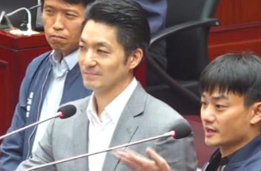 台湾媒体人吴子嘉13日在节目《董事长开讲》表示，但蒋万安提出的主张是两阶段式，且
