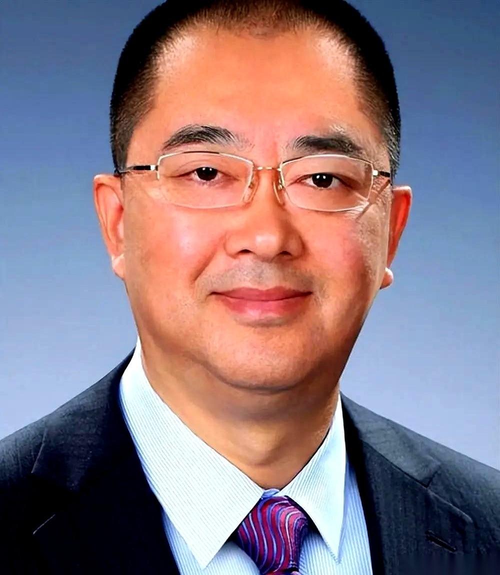 恒大前CEO夏海钧，人在美国加州，最近隔着太平洋，往香港法院递了张纸。
纸上就一