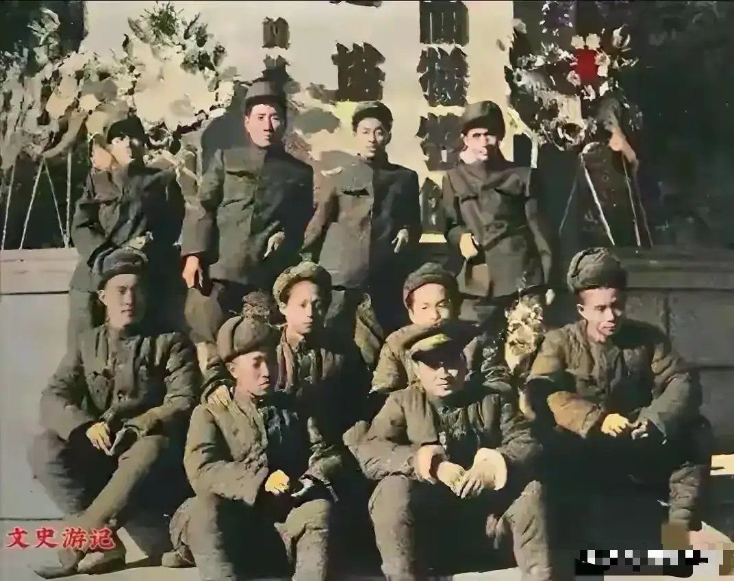 这是毛岸英牺牲前的最后一张照片，前无古人后无来者，满门忠烈！ 