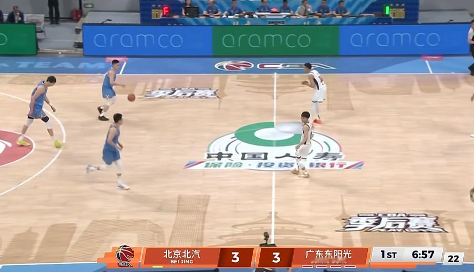 开场北京队打内线的意图很明确啊。各种造犯规~~北京男篮vs广东男篮