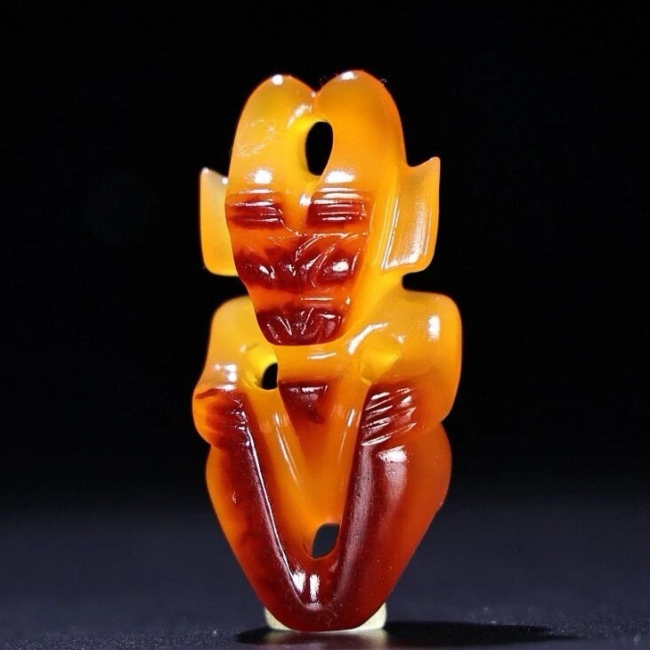 古玉杂谈 此件红山牛神比较特别，我不挑明，许多众不一定认得出来。材料是玛瑙材质的